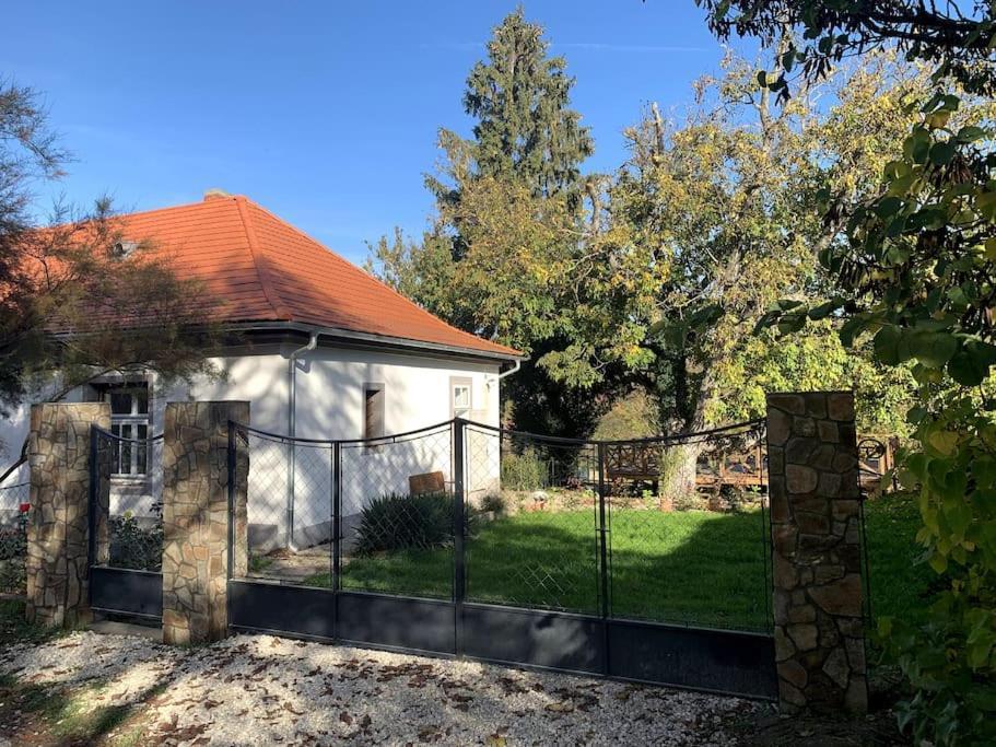 Parokia Apartman Es Coworking A Balaton Mellett Kaptalantoti Exterior foto