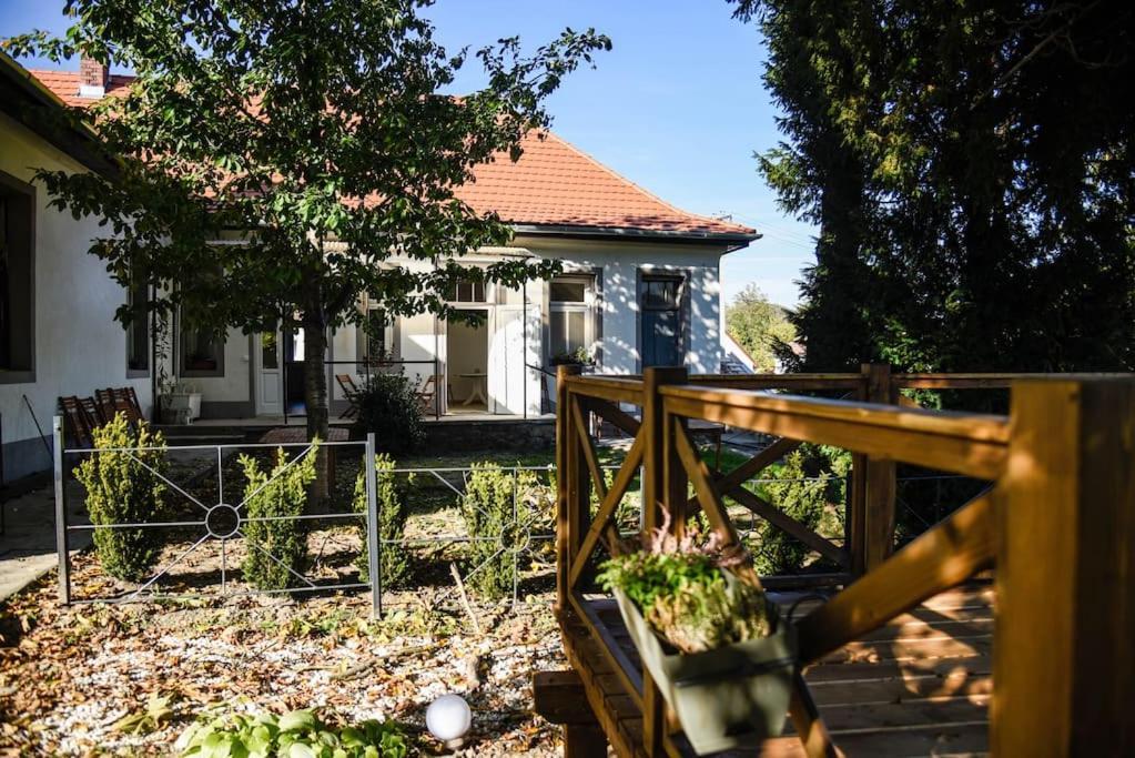 Parokia Apartman Es Coworking A Balaton Mellett Kaptalantoti Exterior foto
